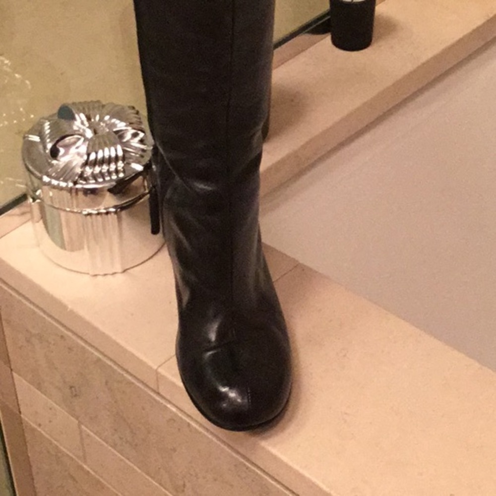 Gucci Black Heeled Boots with Gold Accent - Picture 3 of 8